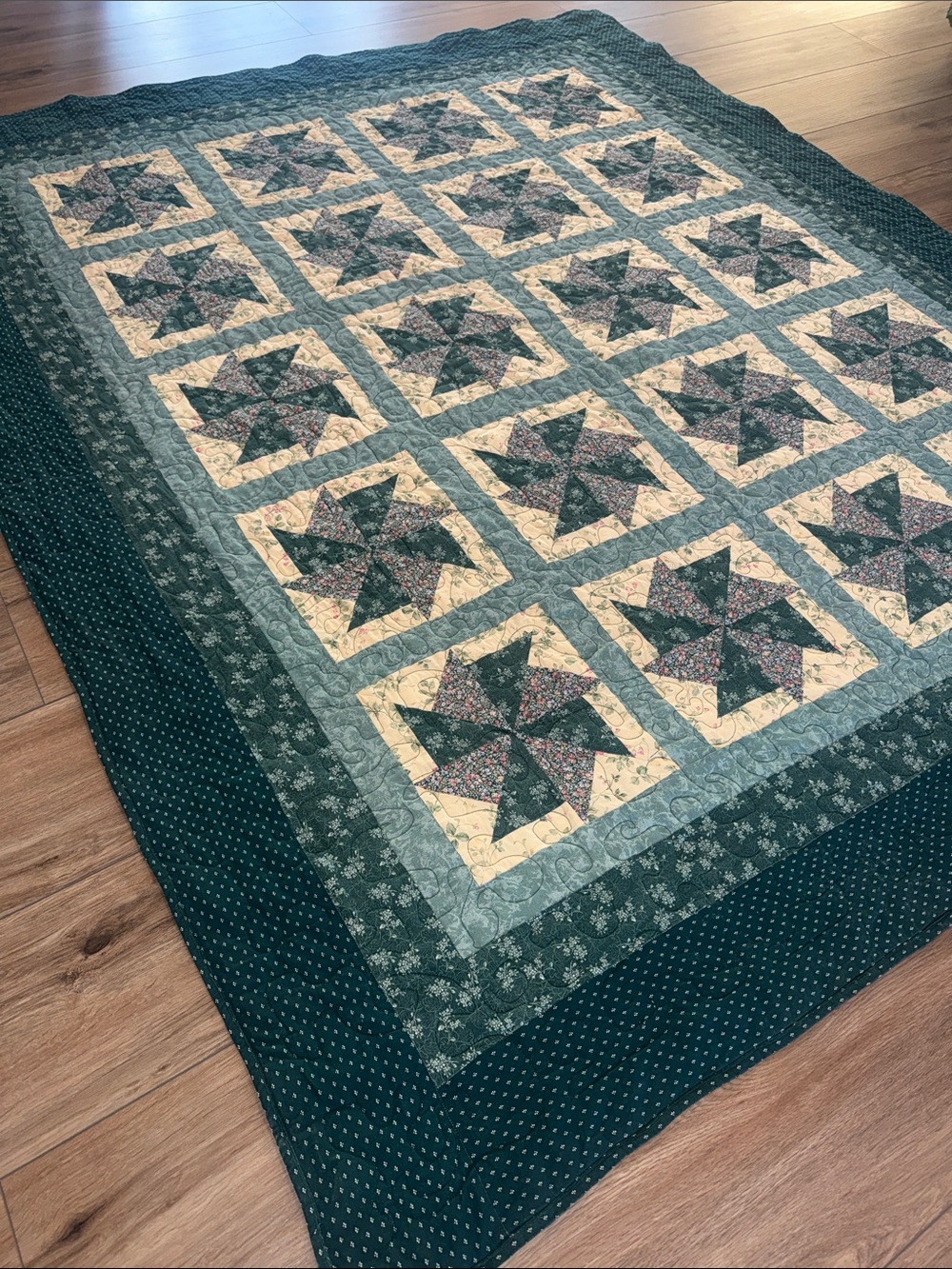 Vintage Pinwheel Patchwork Quilt - Beautful craftmanship and quality.